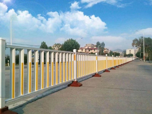 道路護(hù)欄是怎么進(jìn)行安裝施工的